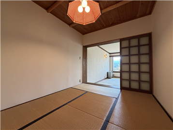 約6.0畳の和室(東方向を撮影)※リフォーム・補修等前