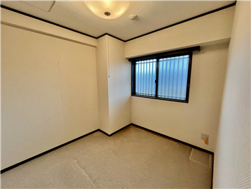 洋室2をホール側より撮影(リフォーム・補修等前)