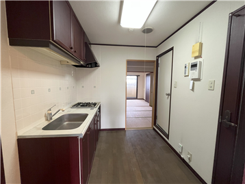 ホールからキッチンスペースを撮影(リフォーム・補修等前)