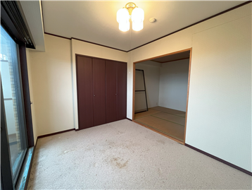 洋室1のクローゼット側を撮影(リフォーム・補修等前)