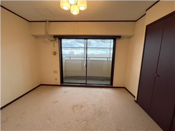 洋室1を和室より撮影(リフォーム・補修等前)