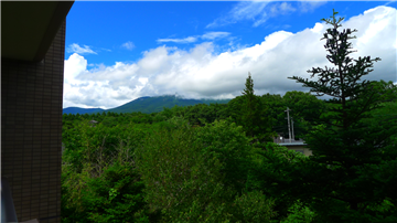 バルコニーから浅間山を望む（北方向を撮影）