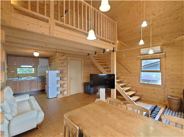 LDKの南側角より階段方向