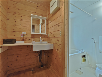 洗面脱衣室と浴室