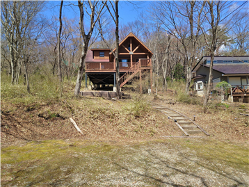 南東側接面道路より敷地内の建物方向