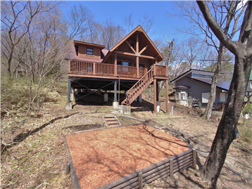 敷地内南側より建物方向