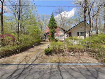 南東側接面道路より敷地内建物方向