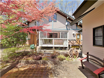 敷地内南東側より建物方向