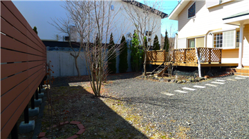 お庭（北西方向を撮影）