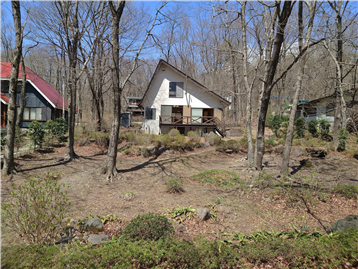 南東側接面道路より敷地内建物方向