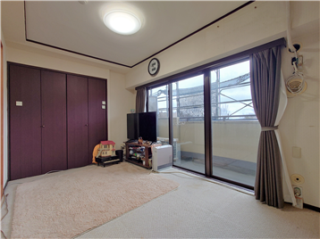 洋室1の西側角よりバルコニー方向