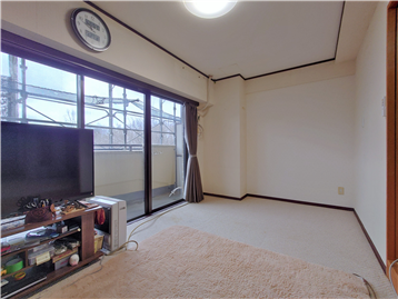 洋室1の北側角よりバルコニー方向