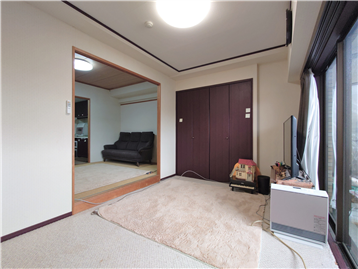 洋室1の南側角より和室方向