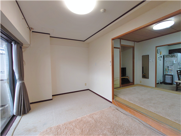 洋室1の東側角より和室方向