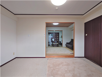 バルコニー側より洋室1と和室方向