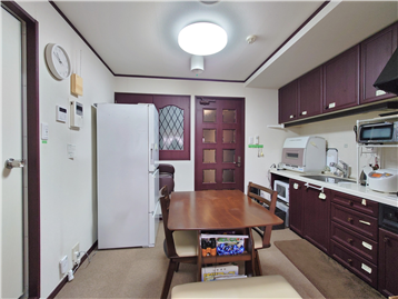 キッチンスペースを和室側より