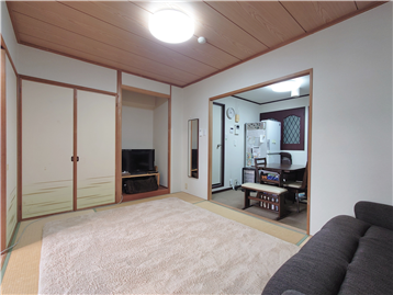 和室の東側角よりキッチン方向