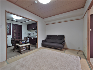 和室の南側角よりキッチン方向