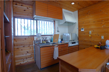 カウンター付きのキッチン