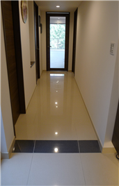 玄関ホールからLDK方向を望む