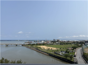 バルコニーからのオーシャンビュー・リバービュー／正面を撮影