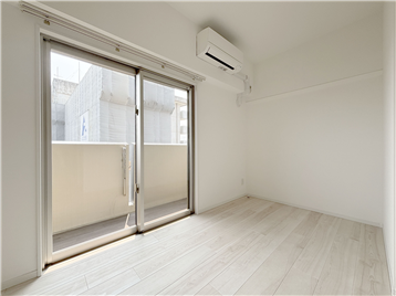 洋室2(東側バルコニー方向を撮影)