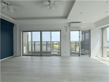 オーシャンビュー・2面開口のリビング・ダイニング