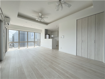 リビング・ダイニングからキッチン方向を撮影