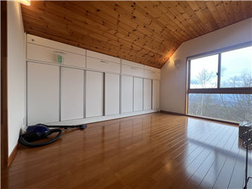 約７．４畳の洋室（南東方向を撮影）