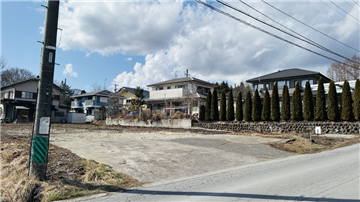 東側前面道路より敷地を撮影