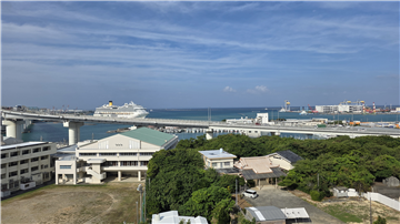 南東側バルコニーから泊港へ寄港する大型客船を望む