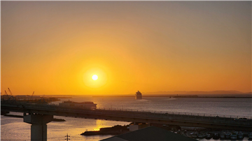 南東側バルコニーからの夕日と慶良間諸島の島影