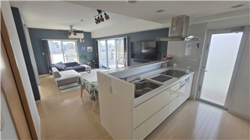 対面式のキッチンと勝手口のあるLDK