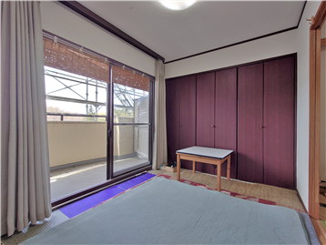 洋室の東側角よりバルコニー方向