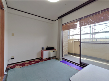 洋室の北側角よりバルコニー方向