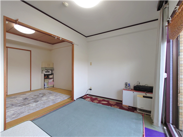 洋室の西側角より和室方向