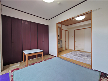 洋室の南側角より和室方向