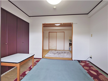 洋室と和室をバルコニー側より