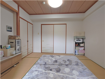 和室を洋室側より