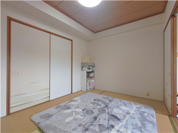 和室を西側角より