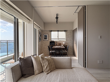 リビング・ダイニング（手前）、洋室2（奥）