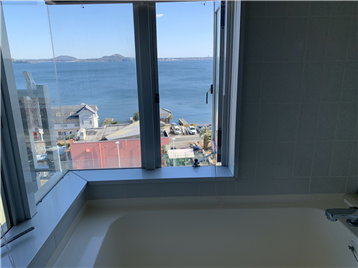 浴室窓越しに見る浜名湖の眺め