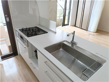 白が基調の対面式キッチン