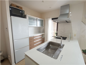 白が基調の対面式キッチン