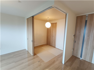 LDKとフラットにつながる和室（約4畳）