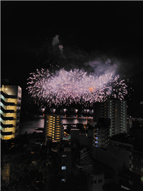 バルコニーから熱海海上花火大会を望みます