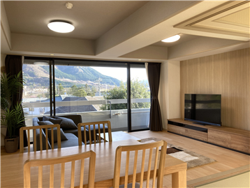 キッチン側からリビングダイニングエリアを撮影