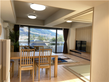 キッチン側からリビングダイニングエリアを撮影