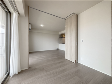 洋室3からリビング・ダイニングを撮影