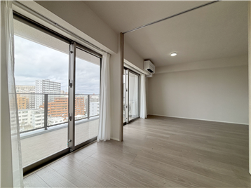 南西開口の洋室3（手前）、リビング・ダイニング(奥）